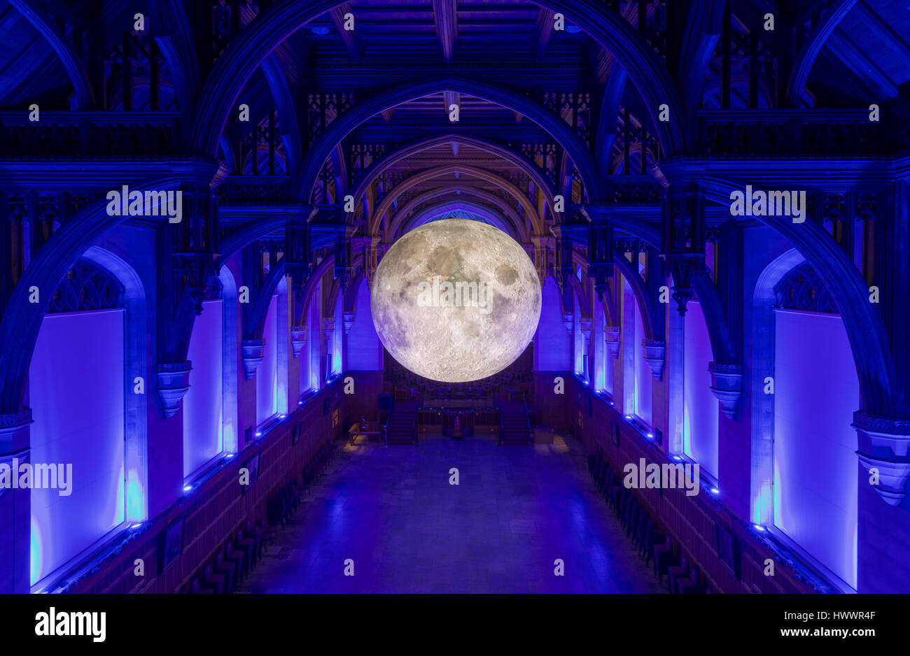 Bristol, Royaume-Uni. 23 mars 2017. Luke Jerram's Museum de la lune à l'Université de Bristol, Bristol, UK Un grand ballon couvert dans des images de la surface de la lune de la NASA a été installé dans le Grand Hall de l'Édifice commémoratif de testaments à l'Université de Bristol par Luke Jerram artiste local. L'installation est appelé le musée de la Lune et est à l'occasion de l'investiture de la nouvelle Chancelière, Sir Paul Nurse. 23 mars 2017. Carolyn Eaton/Alamy Live News Banque D'Images