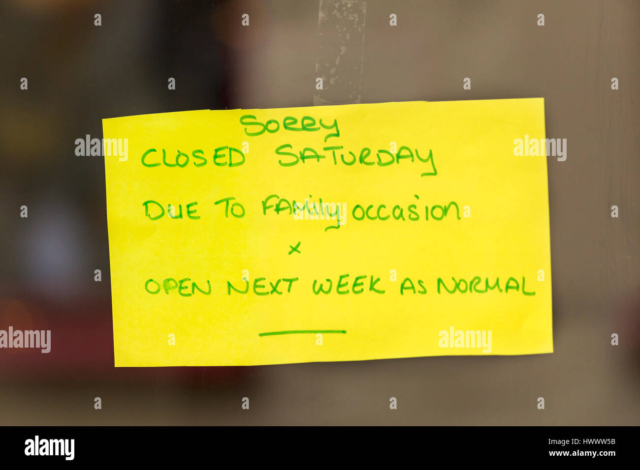 Désolés fermé le samedi en raison de l'occasion de la famille x open la semaine prochaine comme main normale note écrite sur du papier jaune coincé dans la porte de la boutique Banque D'Images