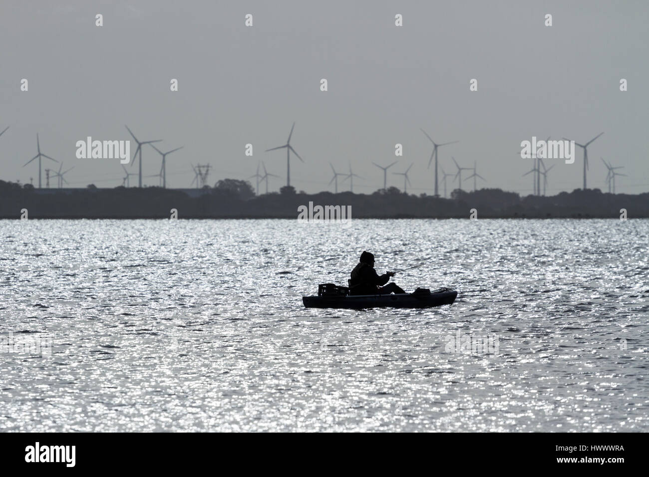 Pêcheur solitaire sur le fleuve. Banque D'Images