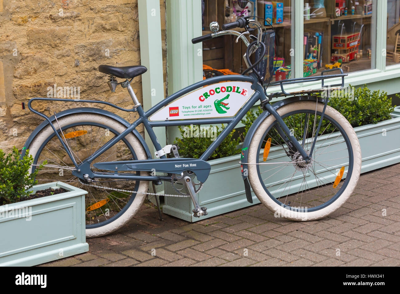 Cirencester - bike shop jouet Crocodile extérieur au marché de la laine, Cirencester, Gloucestershire en Mars Banque D'Images