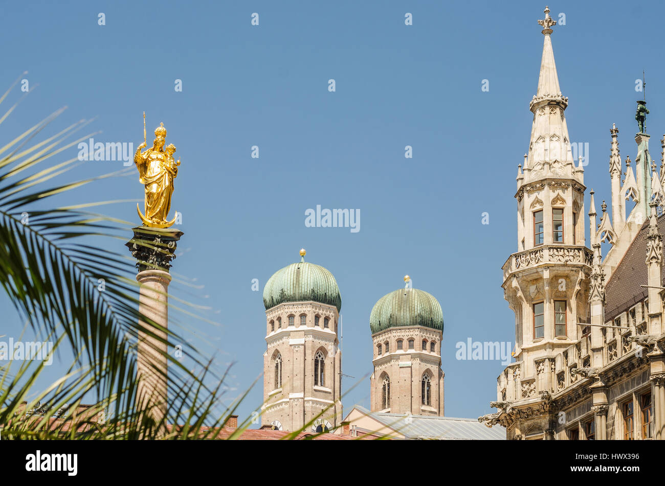 Gros plan des tours de l'église Frauenkirche à Munich, Allemagne. Banque D'Images