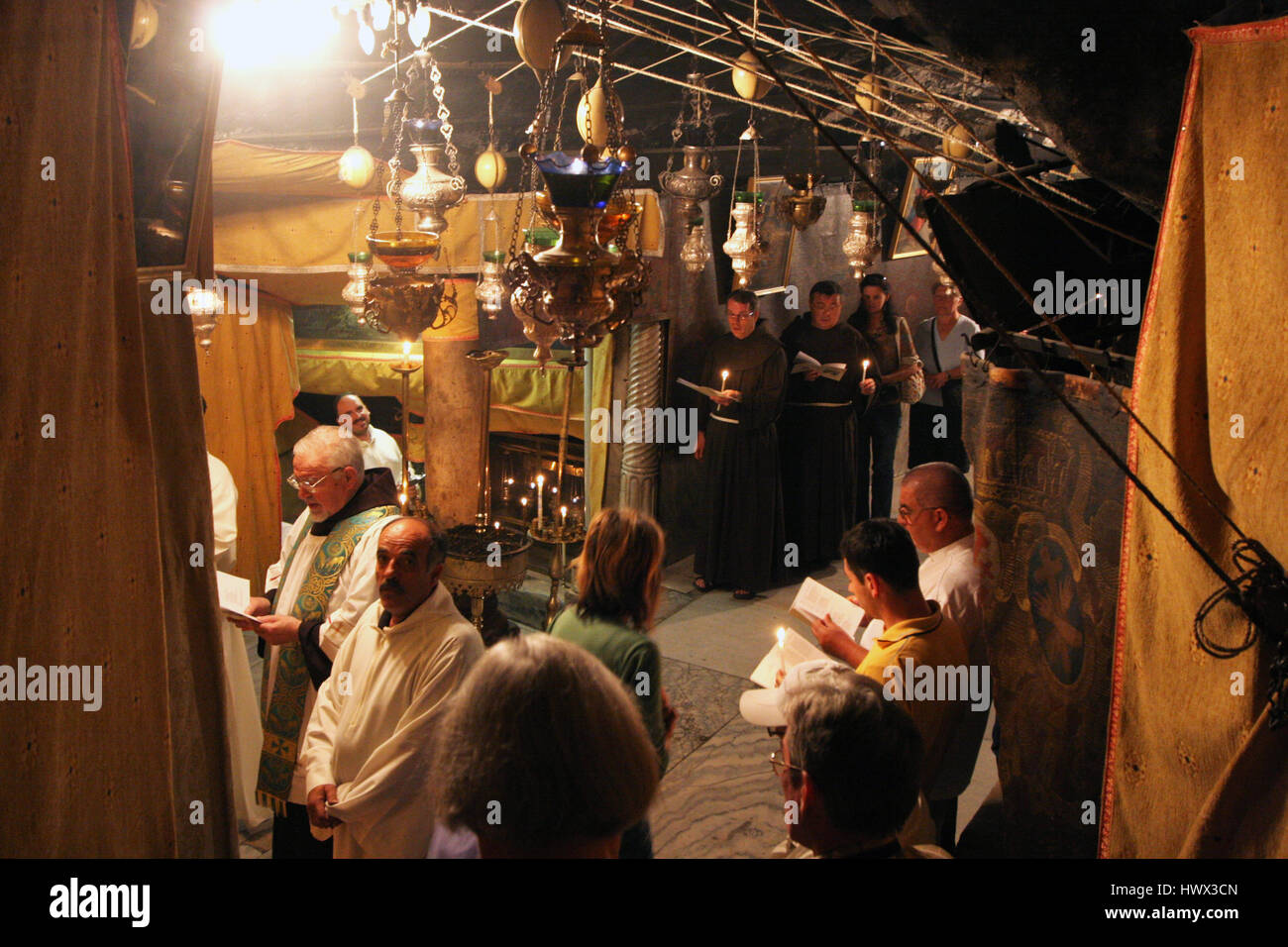 Les vendredis à 12h00 procession commence dans l'église de Sainte Catherine et rendez-vous à la grotte dans la Basilique de la naissance de Jésus à Bethléem Banque D'Images