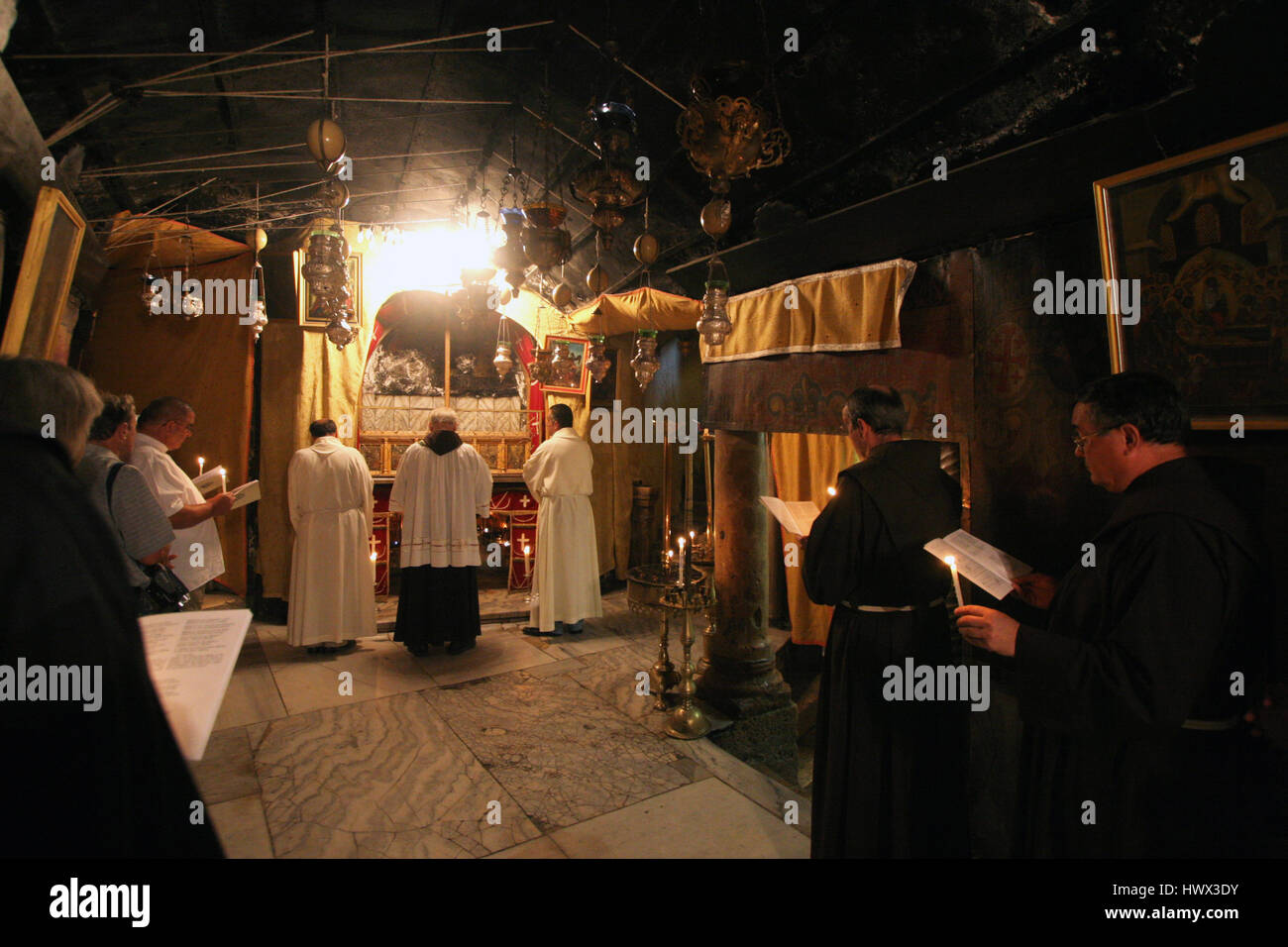 Les vendredis à 12h00 procession commence dans l'église de Sainte Catherine et rendez-vous à la grotte dans la Basilique de la naissance de Jésus à Bethléem Banque D'Images