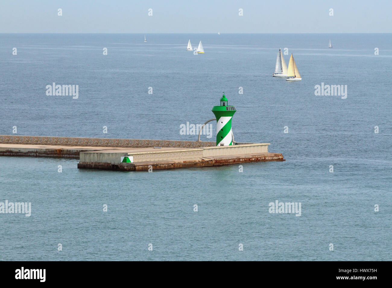 Balise sur la jetée et de yachts en mer Banque D'Images