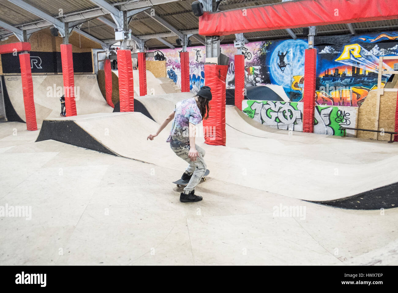 Les adolescents,teen,les garçons,les jeunes,sur,skateboardSKATEBOARDS,skateboards,hobby,activité,active,a,la piscine, Llanelli,Rampe,Rampes,skatepark,Royaume-Uni, pays de Galles, Banque D'Images