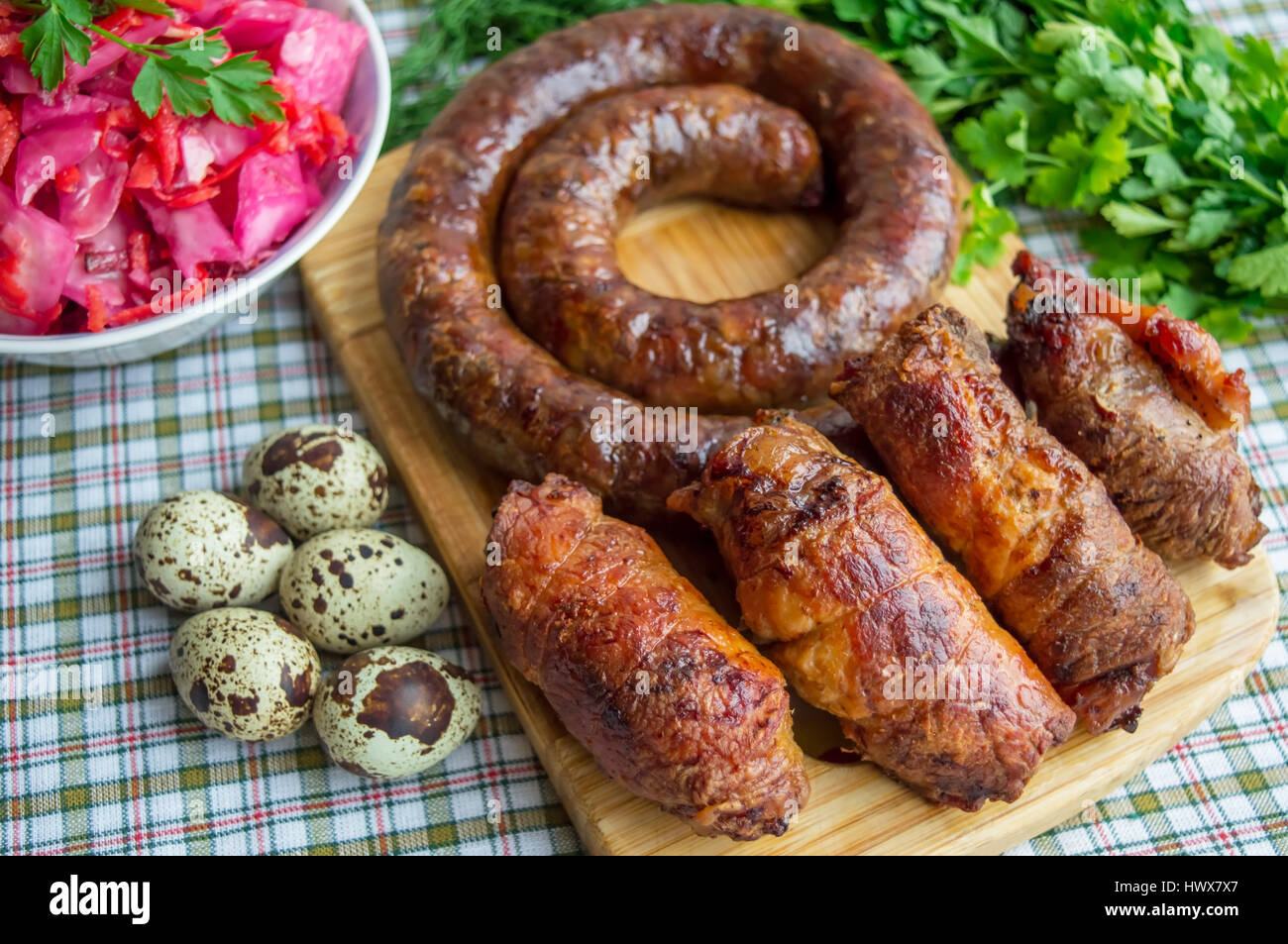 Rouleaux de viande et de saucisse de porc. Plat de Pâques Banque D'Images