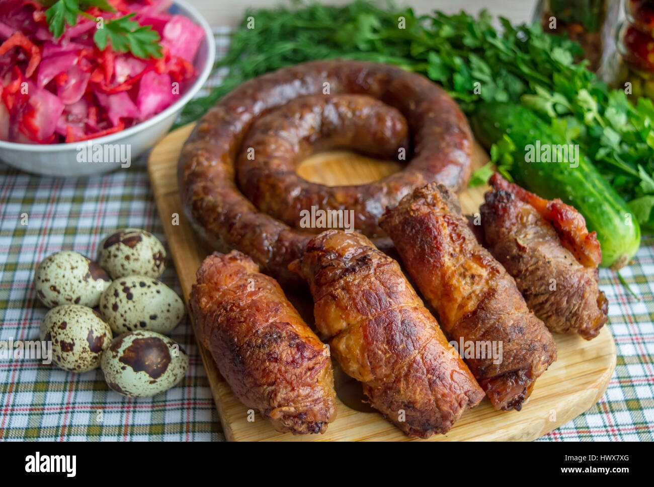 Rouleaux de viande et de saucisse de porc. Plat de Pâques Banque D'Images