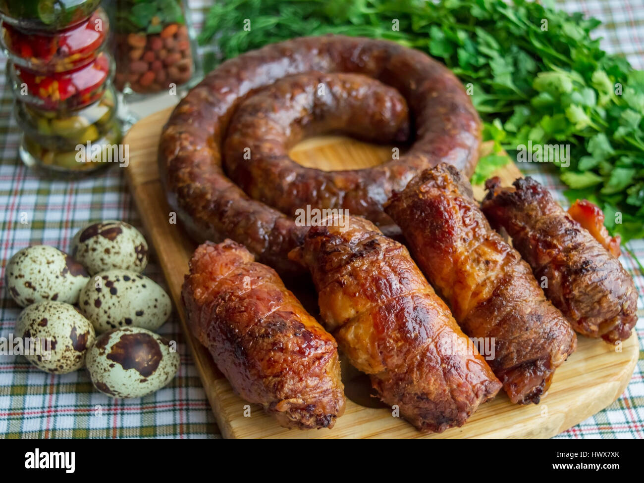 Rouleaux de viande et de saucisse de porc. Plat de Pâques Banque D'Images