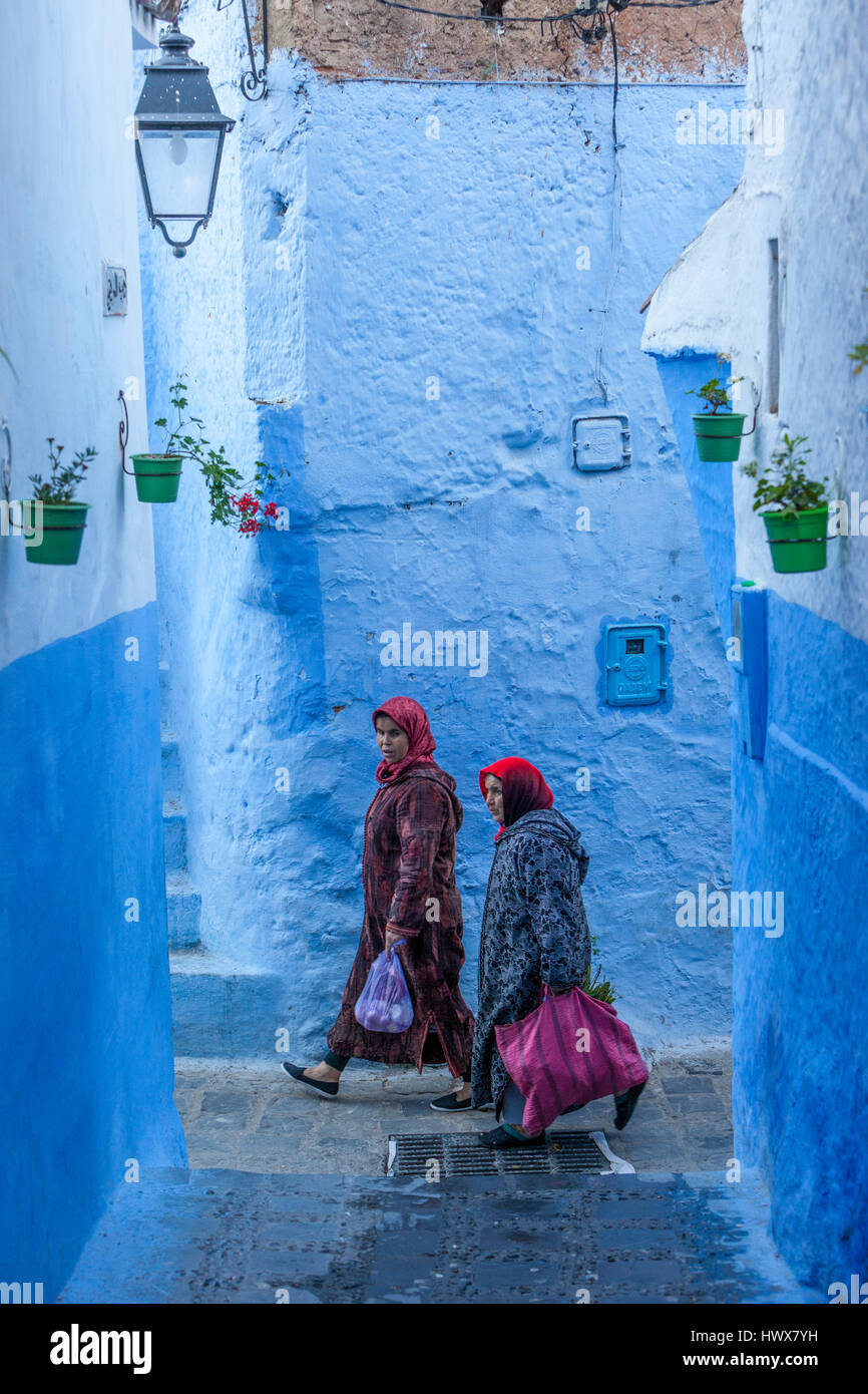 Chefchaouen, Maroc. La femme marche dans une rue étroite. Banque D'Images