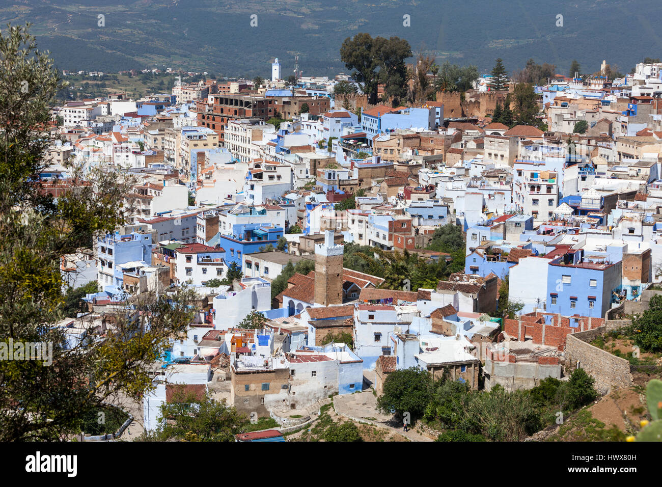 Chefchaouen, Maroc. Vue sur la ville à partir de la piste vers la mosquée d'espagnol. Banque D'Images