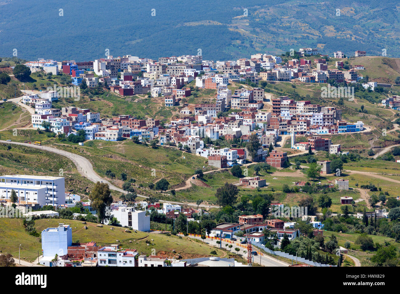 Chefchaouen, Maroc. Nouveaux Appartements et maisons de banlieue s'étendre sur les coteaux. Banque D'Images