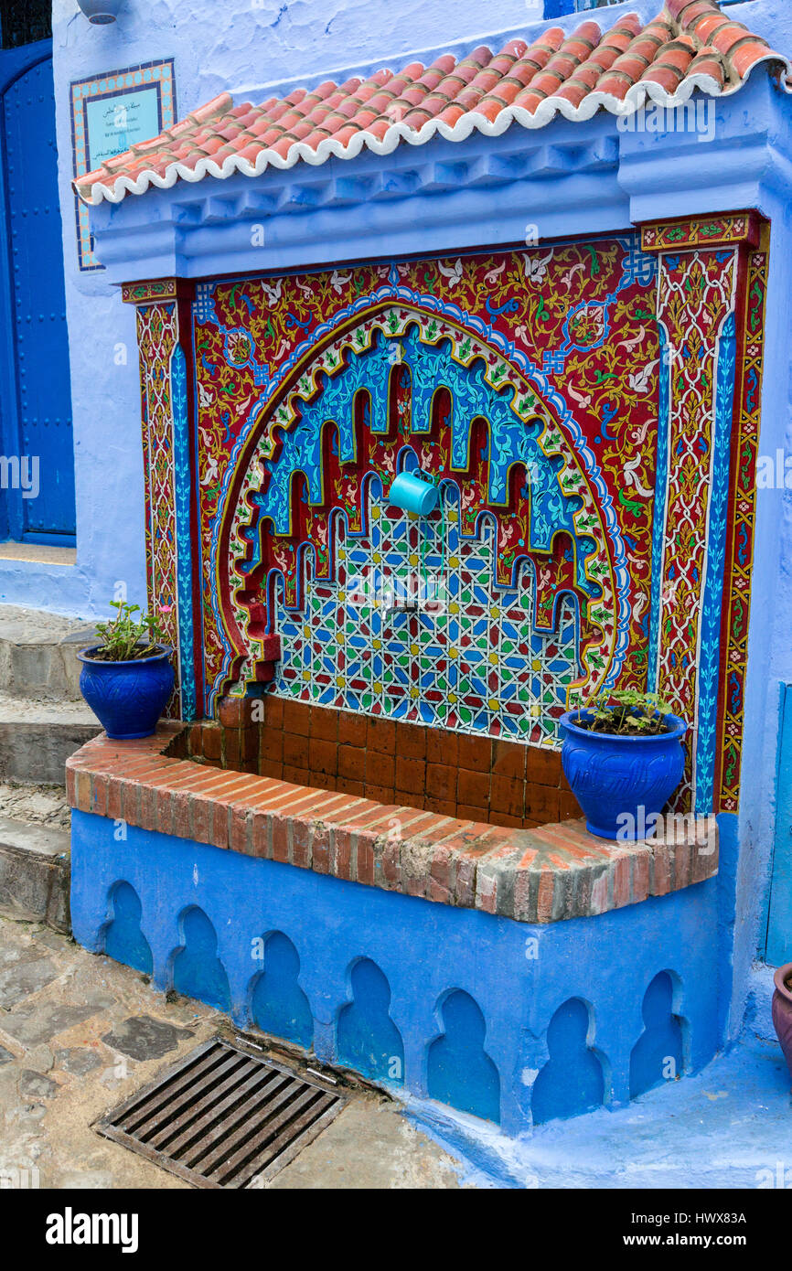 Chefchaouen, Maroc. Fonction d'un robinet d'eau dans la médina. Banque D'Images