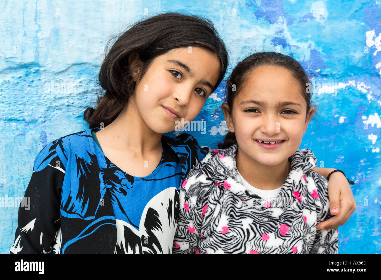 Chefchaouen, Maroc. Deux jeunes filles dans la médina. Banque D'Images