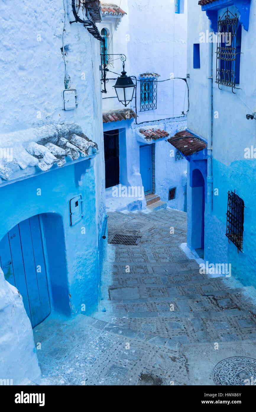 Chefchaouen, Maroc. Rue étroite sur une colline dans la médina. Banque D'Images