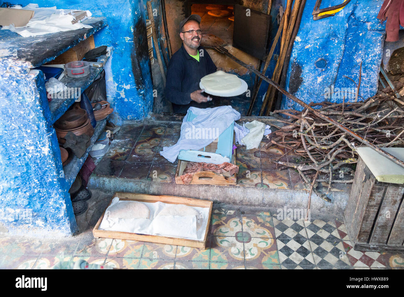 Chefchaouen, Maroc. Baker à l'Œuvre dans sa boulangerie. Banque D'Images