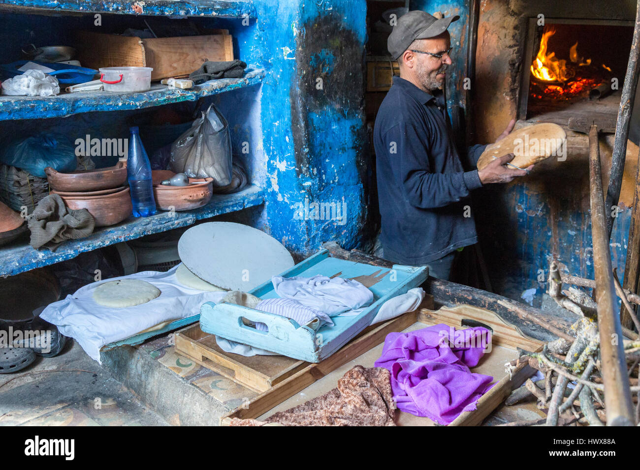 Chefchaouen, Maroc. Baker à l'Œuvre dans sa boulangerie. Banque D'Images