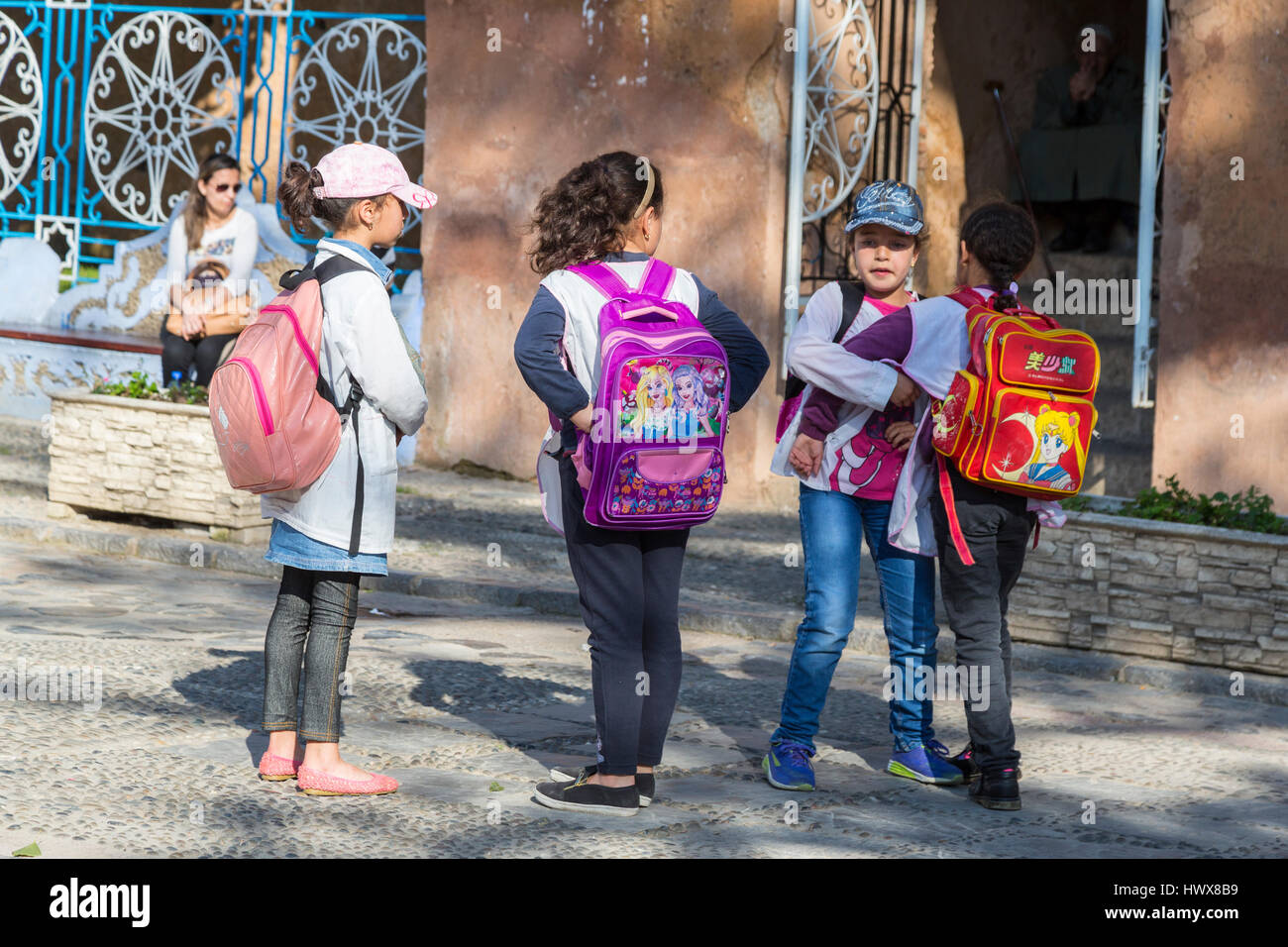 Chefchaouen, Maroc. Les jeunes filles sur le chemin de la maison après l'école. Banque D'Images