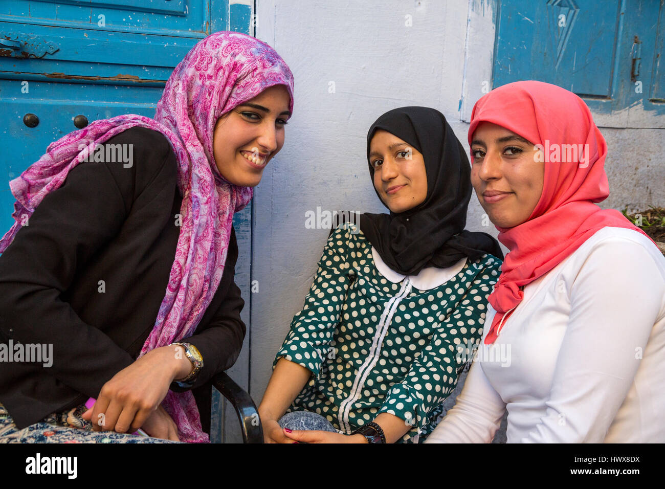 Chefchaouen, Maroc. Les jeunes femmes arabes qui pose pour leur photo. Banque D'Images