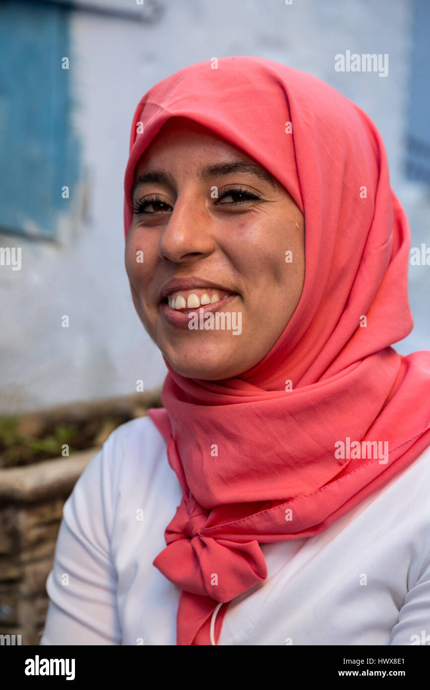 Chefchaouen, Maroc. Jeune femme arabe en foulard Photo Stock - Alamy