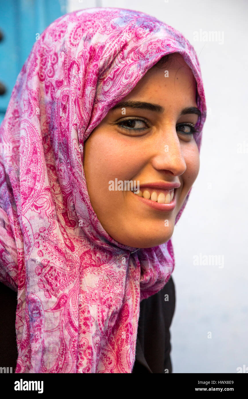 Chefchaouen, Maroc. Jeune femme arabe en foulard Photo Stock - Alamy