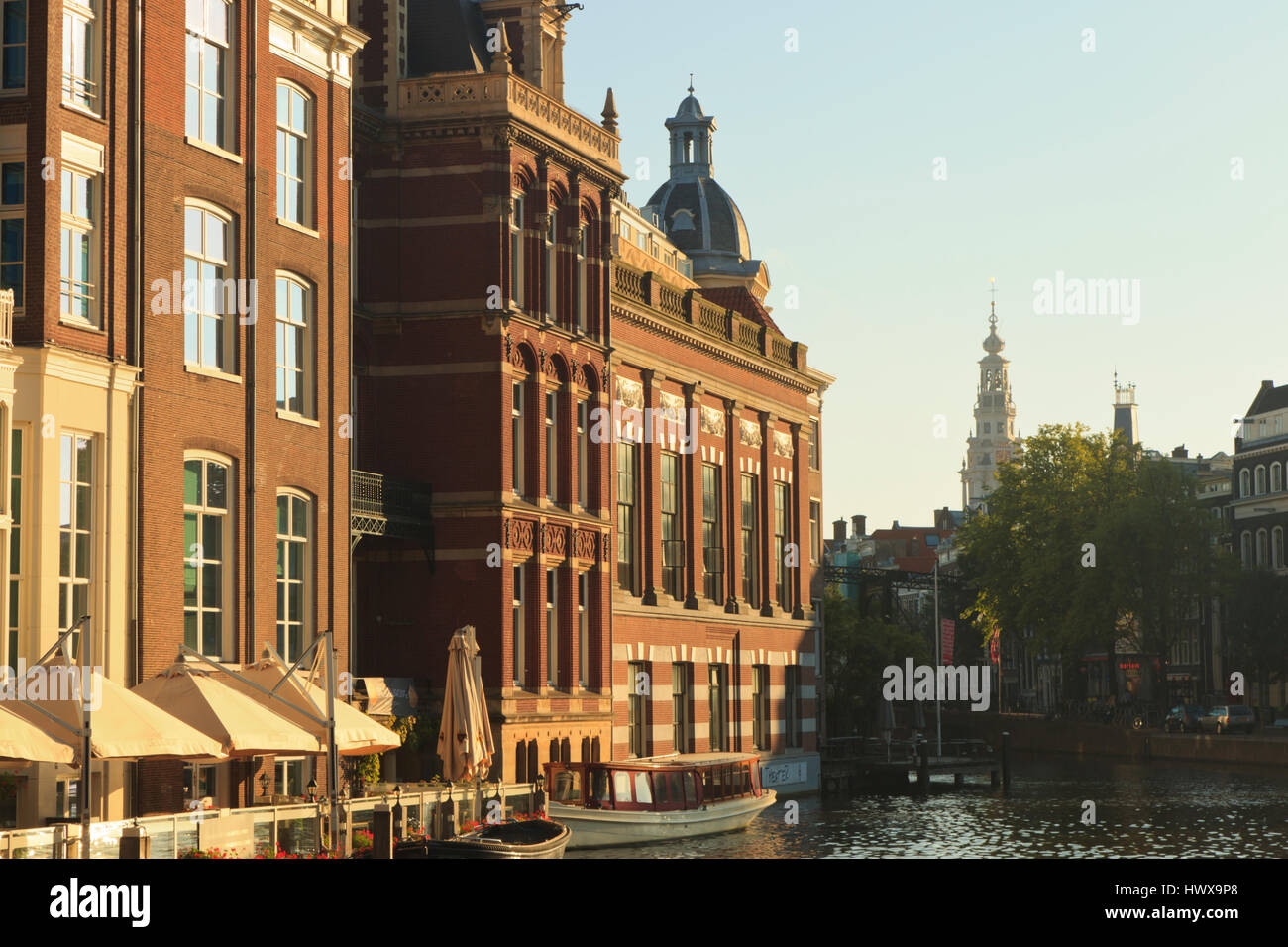Bâtiments le long de la rivière Amstel, Amsterdam Banque D'Images
