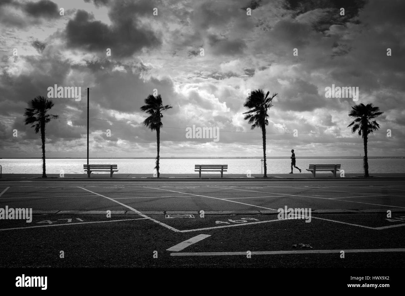 Man jogging ou courir le long de la mer sur westcliff on sea Banque D'Images