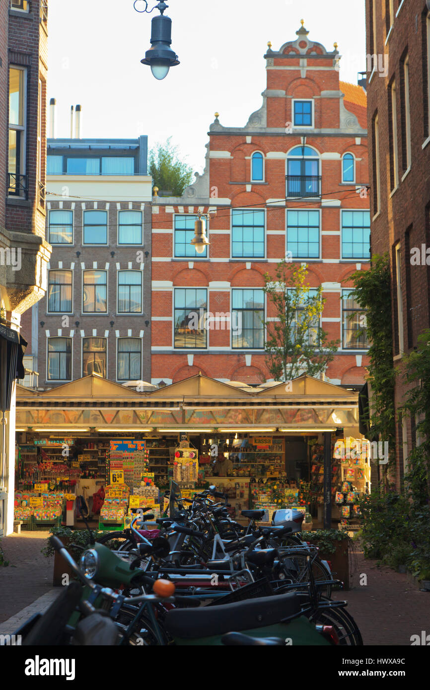 Une rue latérale dans le centre d'Amsterdam, Pays-Bas Banque D'Images