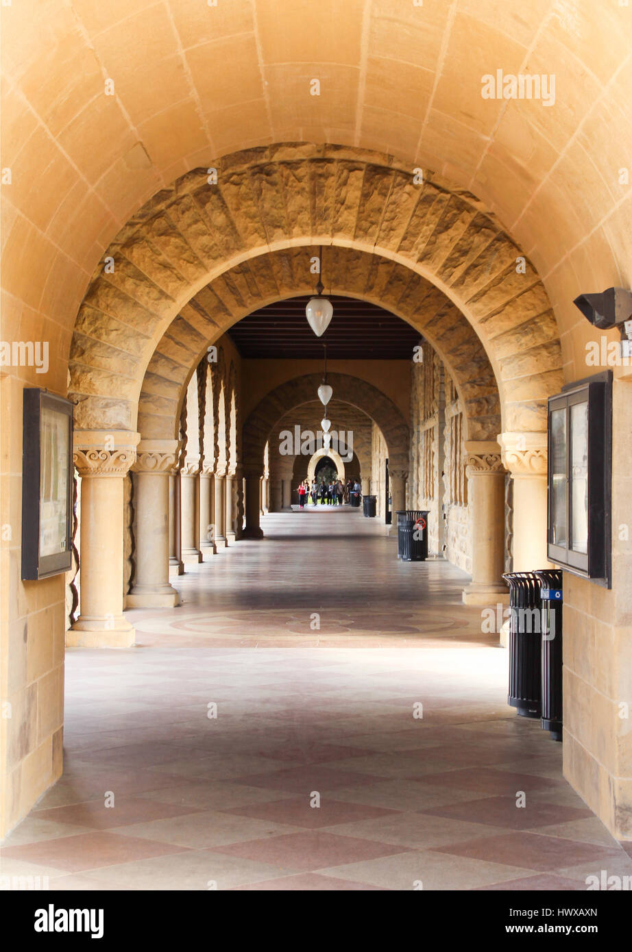 Couloir avec arch dans campus de l'université de Stanford Banque D'Images