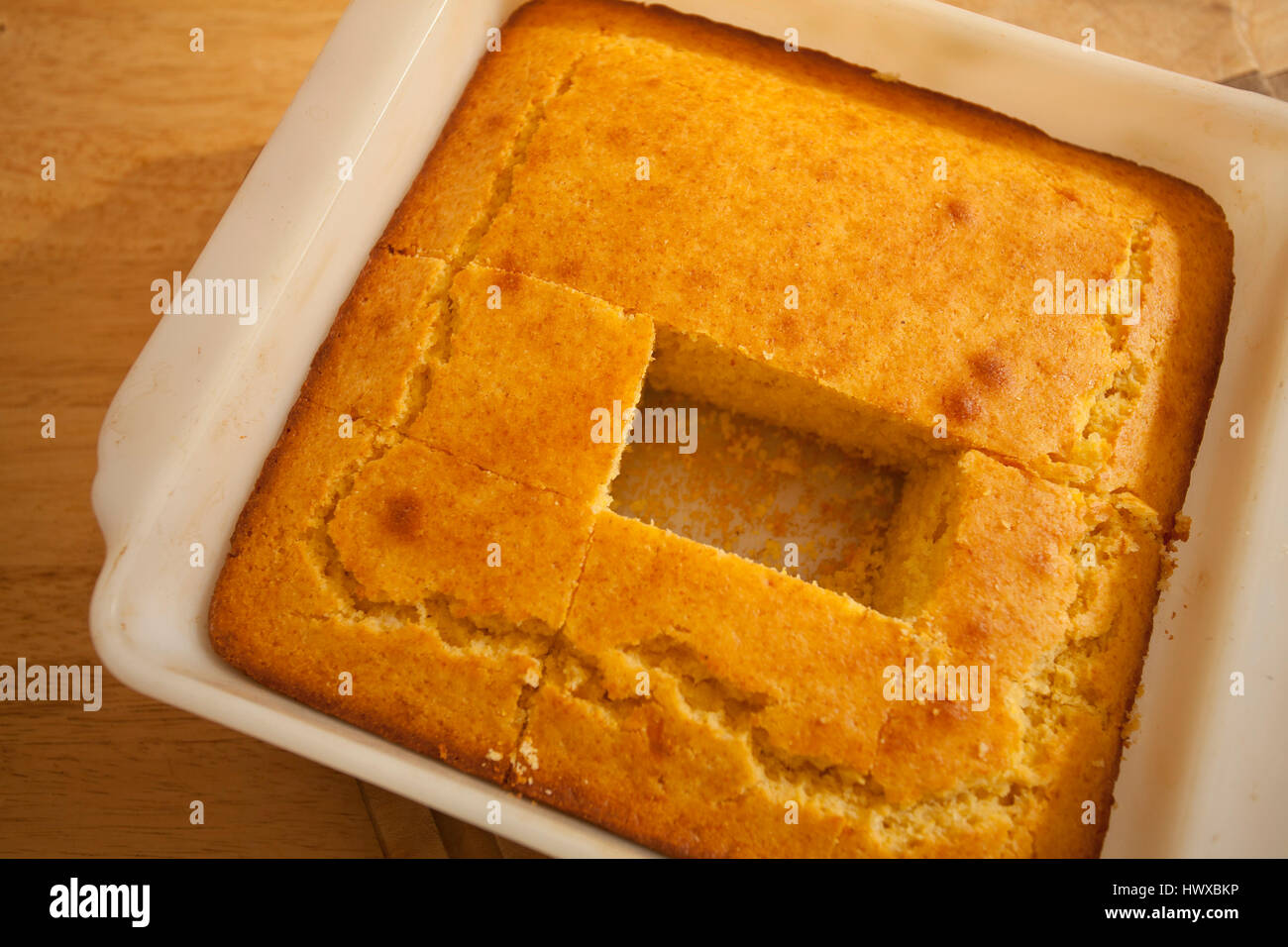 Pain de maïs fait maison avec une coupe centrale manquante. Banque D'Images