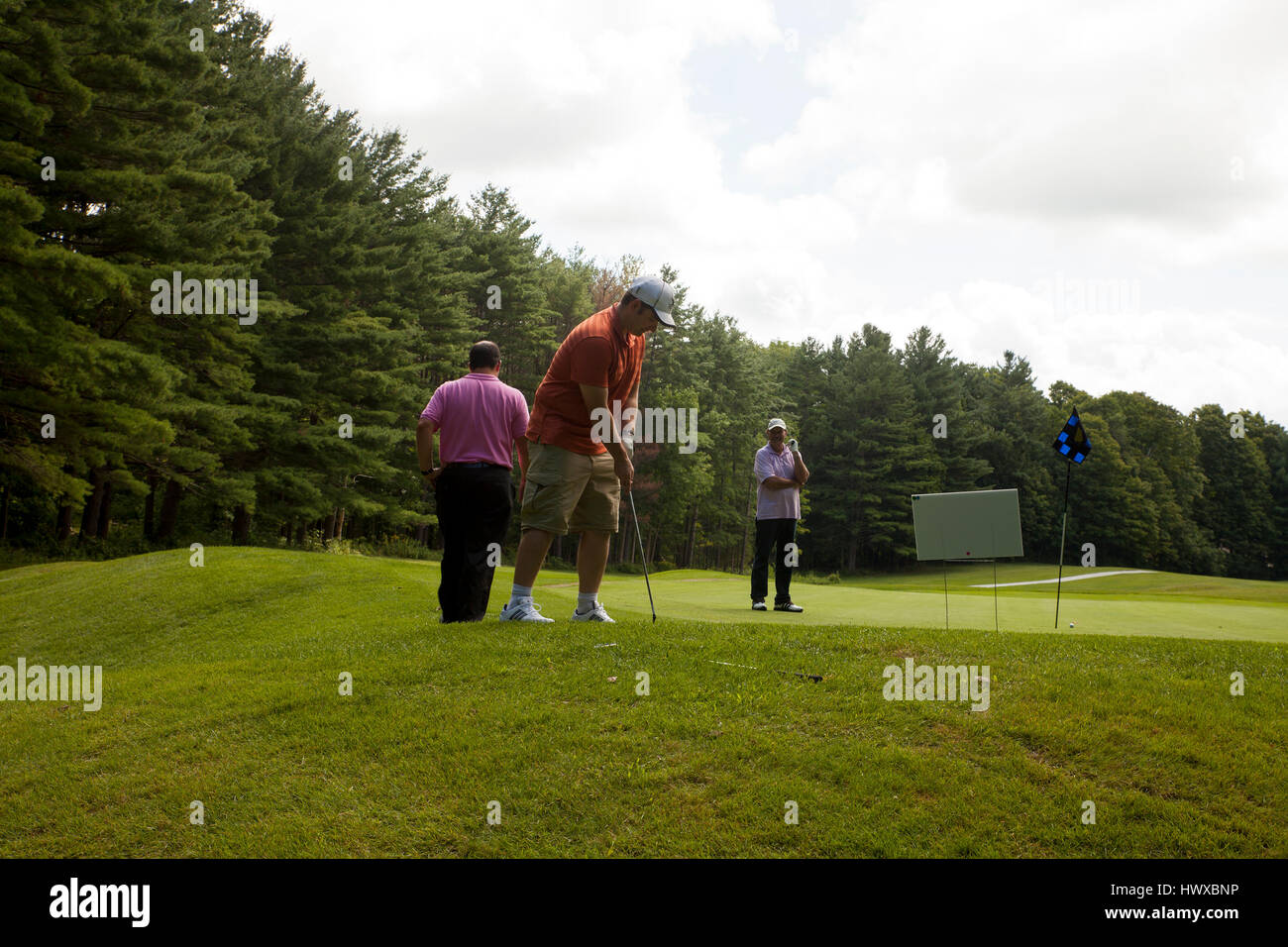 Une journée ensoleillée pour le golf au country club Banque D'Images