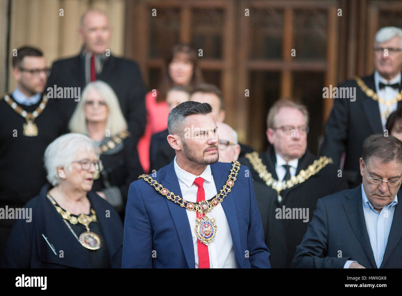 Une veillée est tenue à Albert Square , le centre-ville de Manchester. Le maire de Manchester Le Conseiller Carl Austin-Behan Banque D'Images