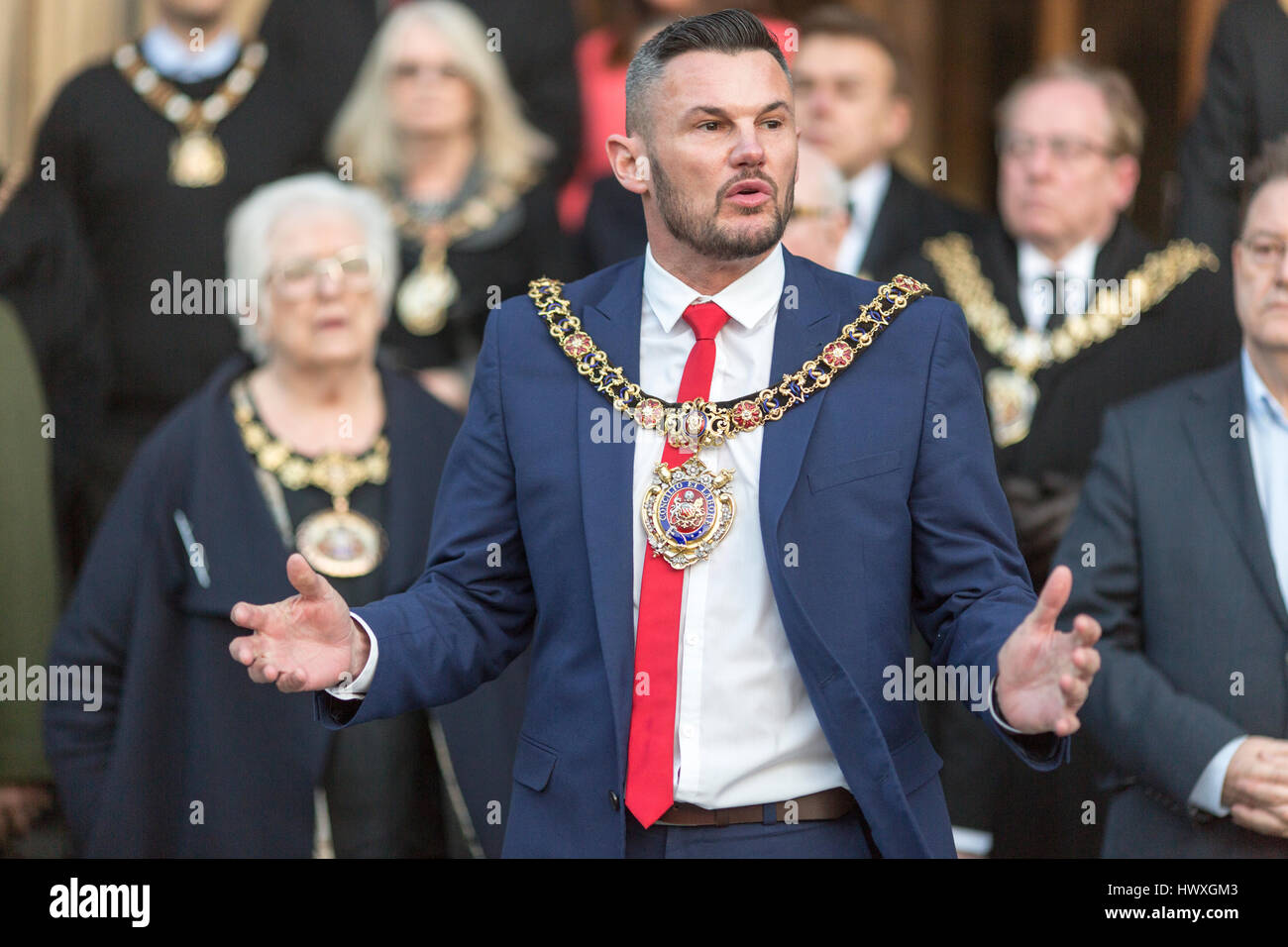 Une veillée est tenue à Albert Square , le centre-ville de Manchester. Le maire de Manchester Le Conseiller Carl Austin-Behan Banque D'Images