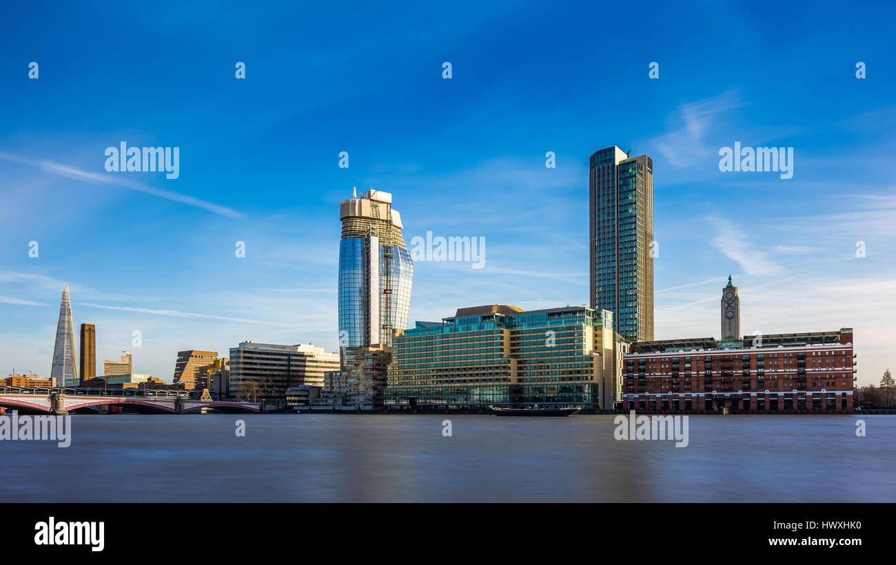 Londres, Angleterre - gratte-ciel et bâtiments modernes à theriverside de Londres Banque D'Images