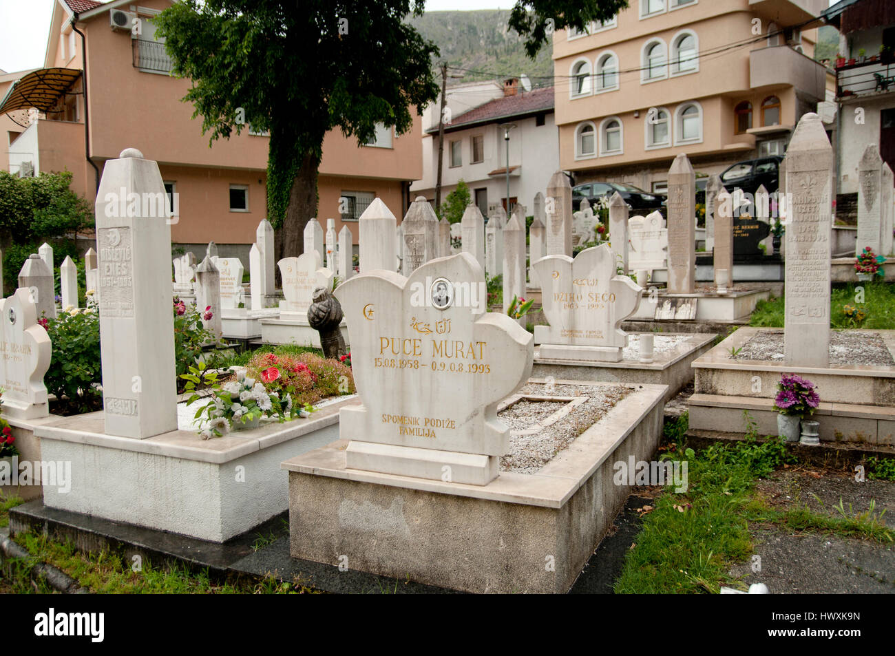 Des cimetières de guerre à l'intérieur de ville de Mostar ; ils contiennent les tombes de ceux qui sont morts pendant la guerre civile de 1995 Banque D'Images