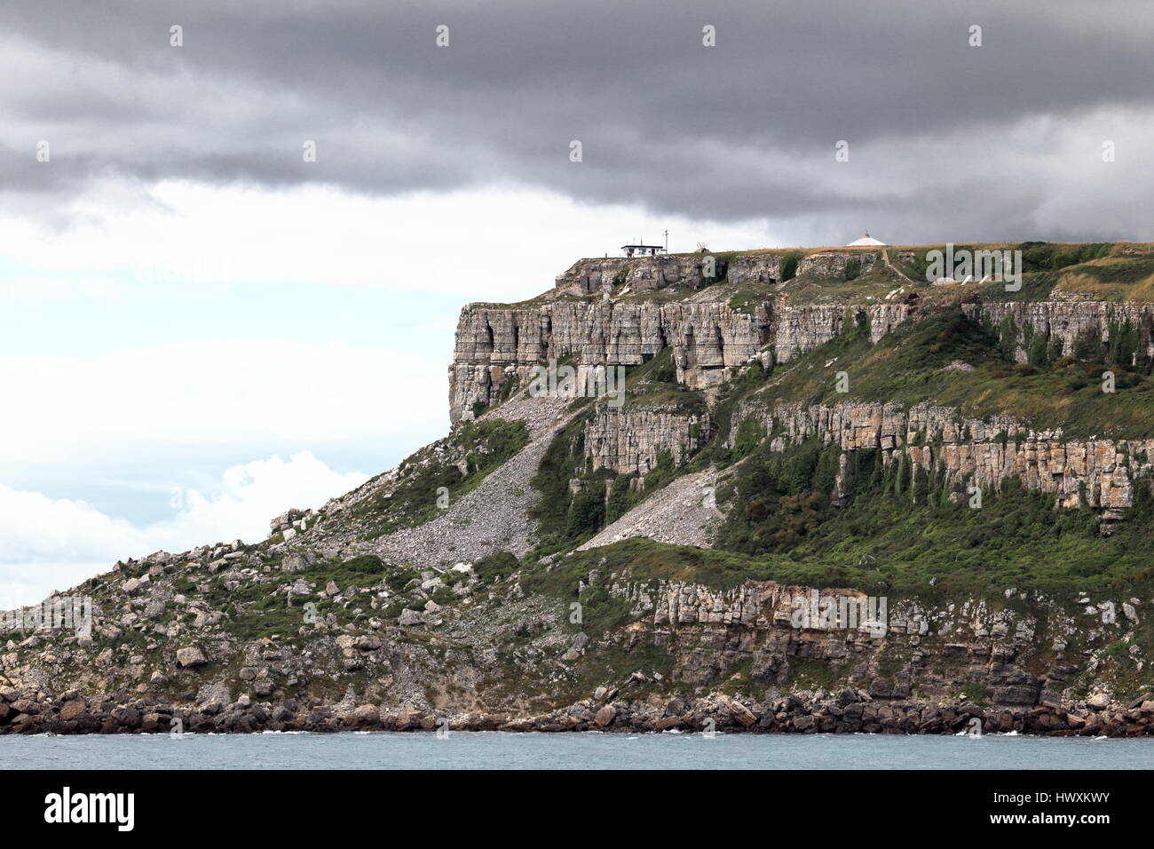 Suppression des couches de roche calcaire et de terre cône d'éboulis rock falls vue vers le sud à l'est face à des aspects de st aldhelm's head dorset uk Banque D'Images