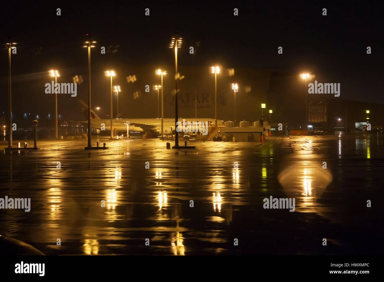 L'Aéroport International de Doha, Hamad, vue de siège en classe affaires à bord de Qatar Aireways, Boeing B777-300ER, Banque D'Images