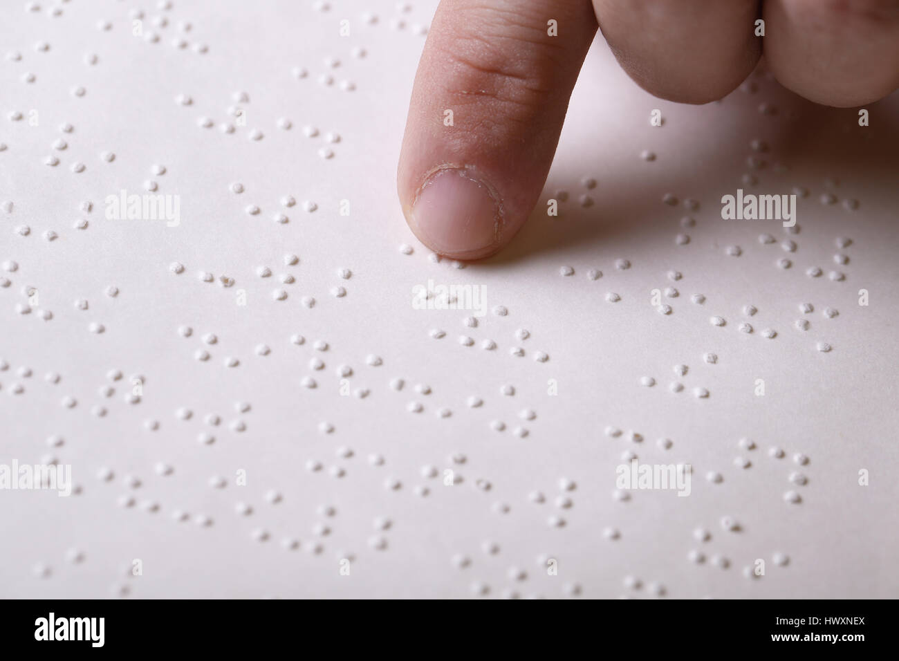 Personne aveugle touchant livre, écrit en braille l'écriture, la lecture. L'aide de la cécité, la déficience visuelle, vie indépendante concept. Banque D'Images