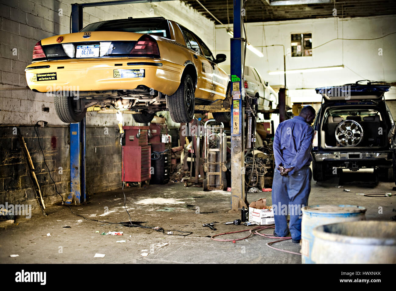 Un mécanicien d'automobile à une réparation de l'automobile à New York, aux États-Unis. Banque D'Images