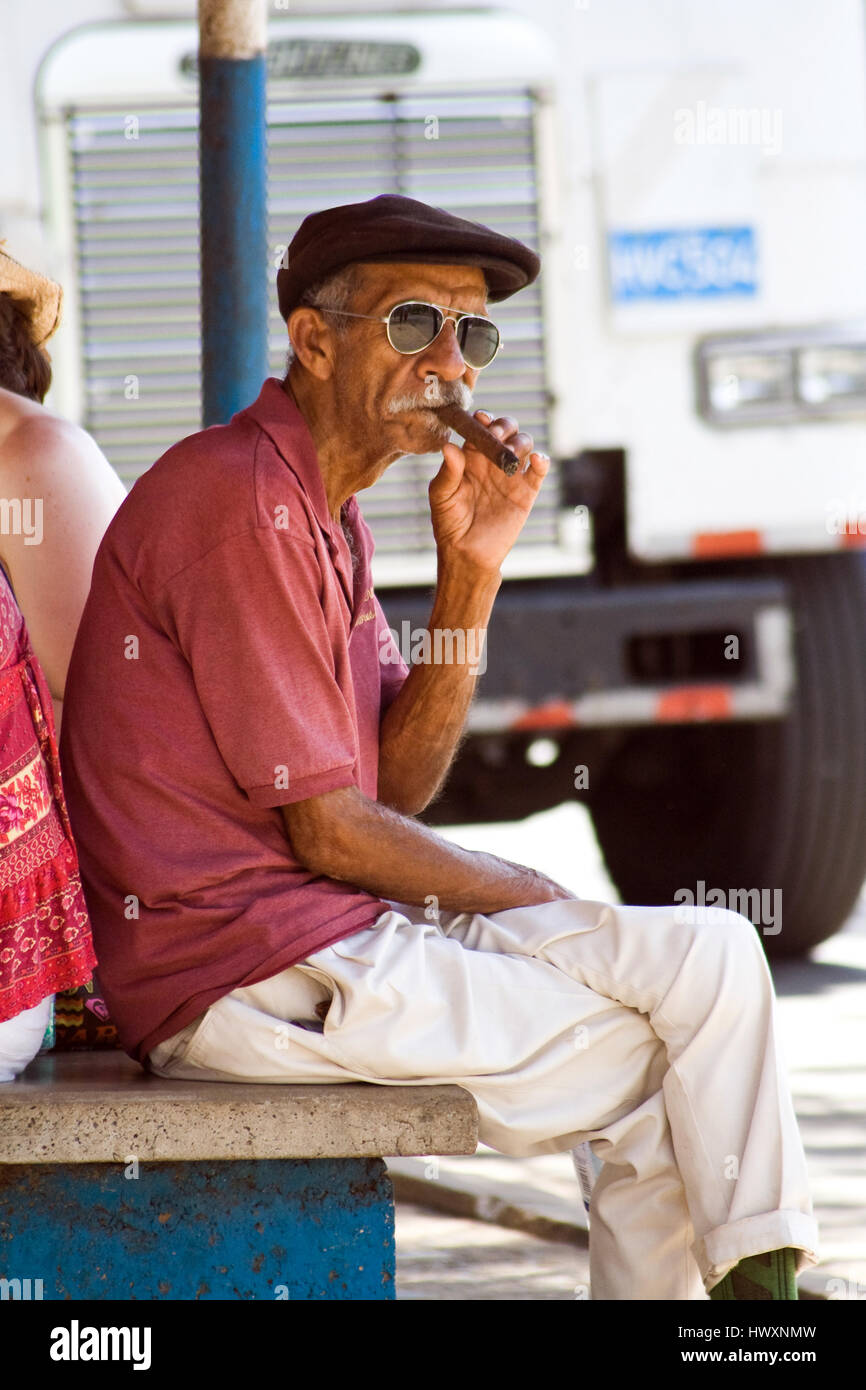 Vieil homme fumer un cigare à Cuba. Banque D'Images