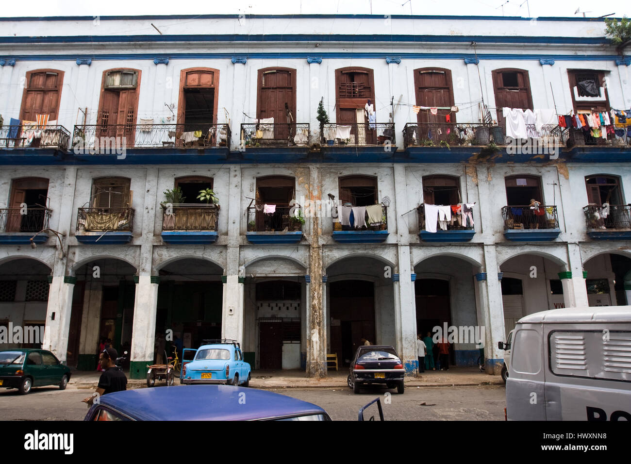 Du linge propre pendaison sur les balcons, de Cuba. Banque D'Images