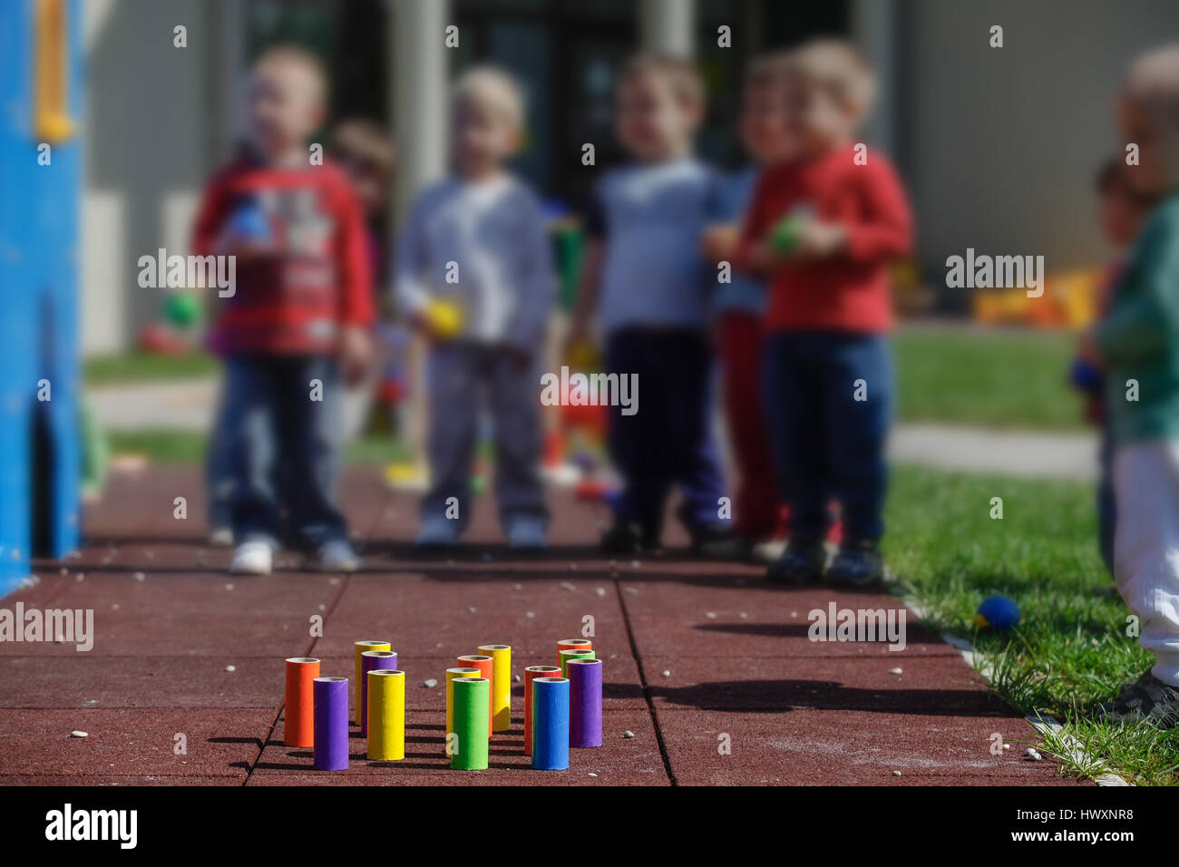 Enfants jouant avec des, do-it-yourself de jouets éducatifs, tube, bowling. Concept d'apprentissage par l'expérience, le poids brut et la motricité fine, de l'éducation Banque D'Images