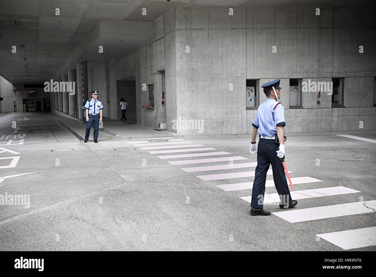 Les gardiens de parking à Tokyo, Japon. Banque D'Images
