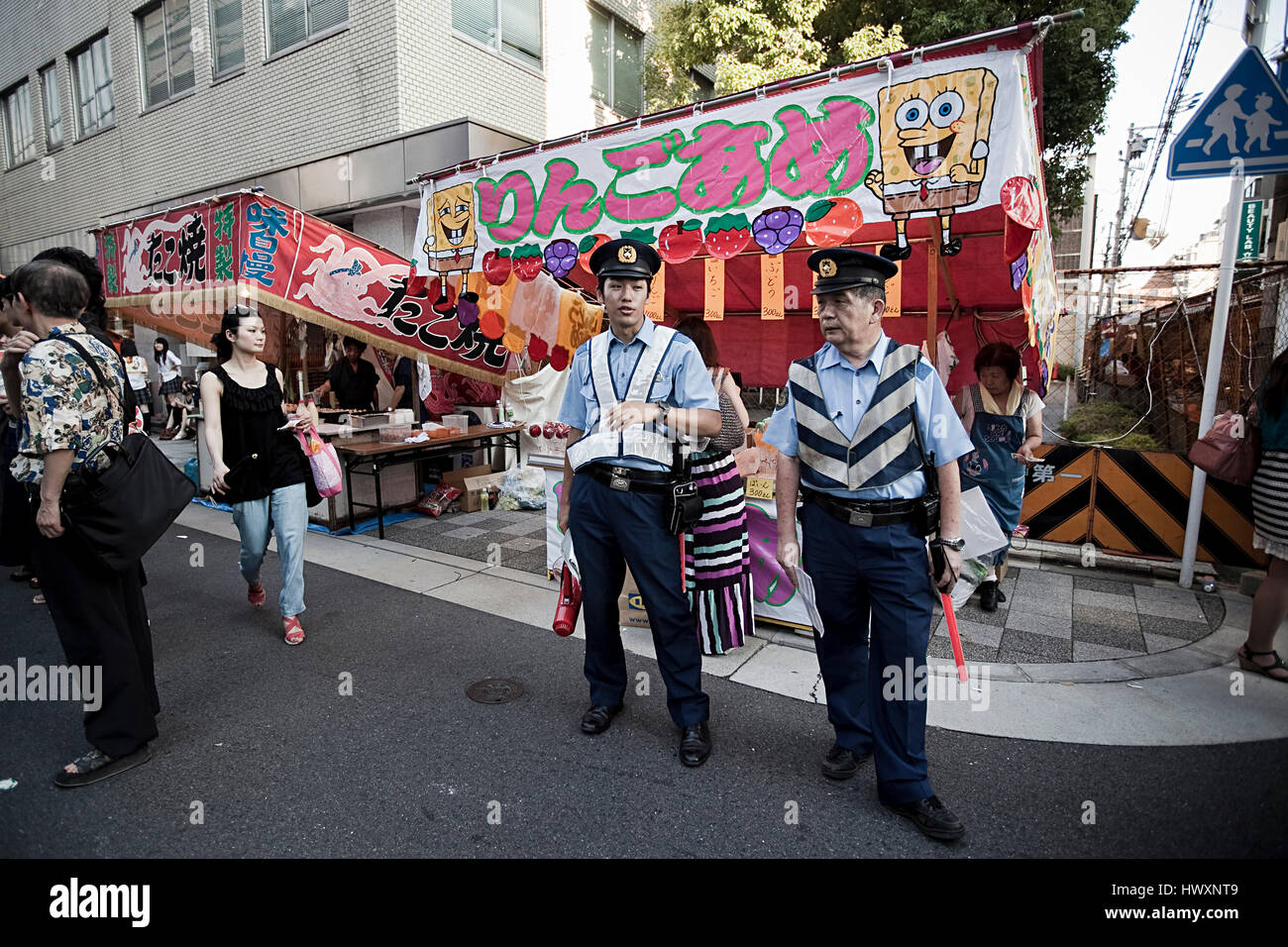 Deux agents de police dans une rue de Tokyo, Japon. Banque D'Images