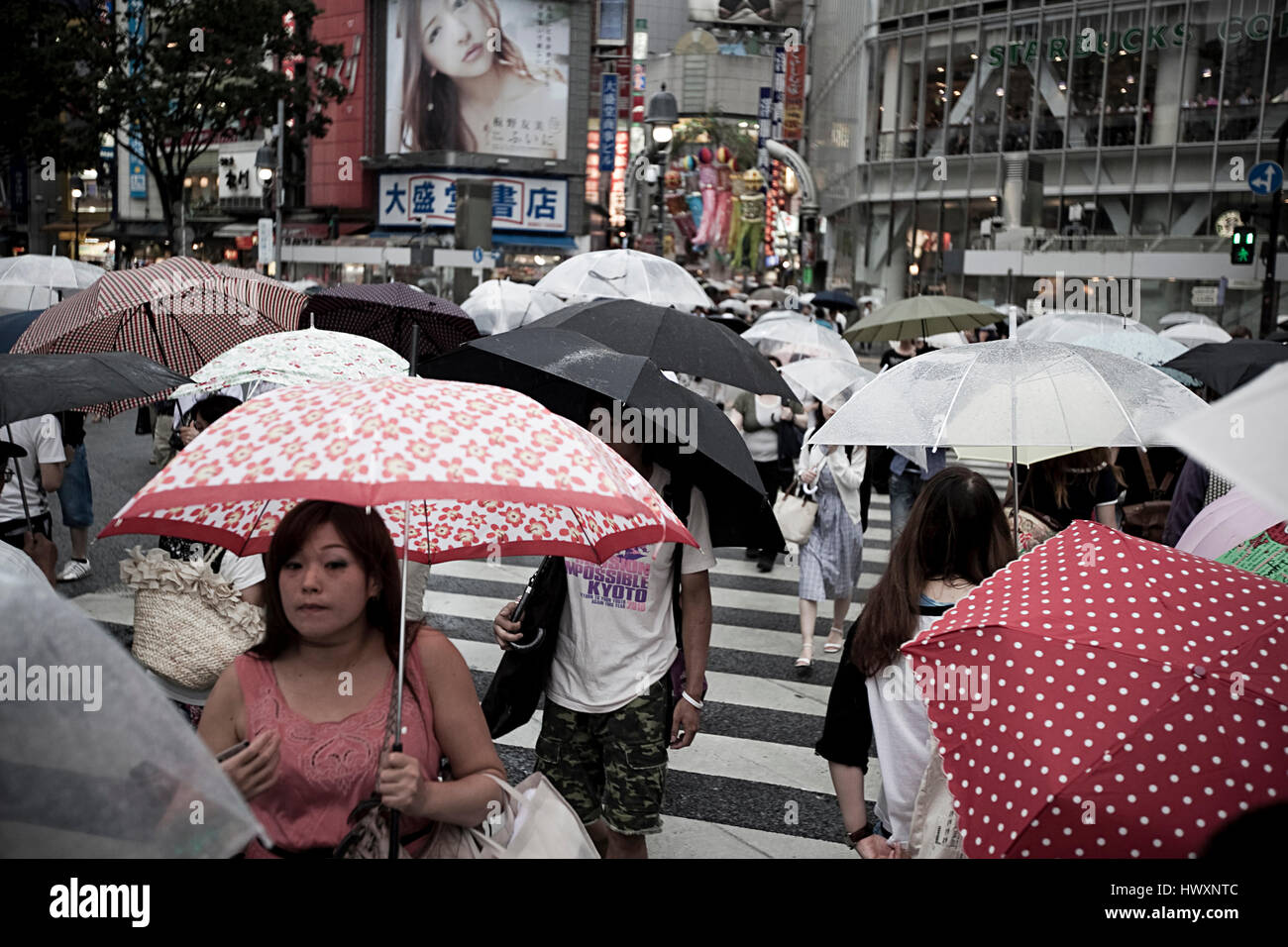 Jour de pluie dans le quartier de Shibuya, Tokyo. Shibuya est célèbre pour l'un des centres de la mode du Japon pour les jeunes et comme une importante vie nocturne. Banque D'Images