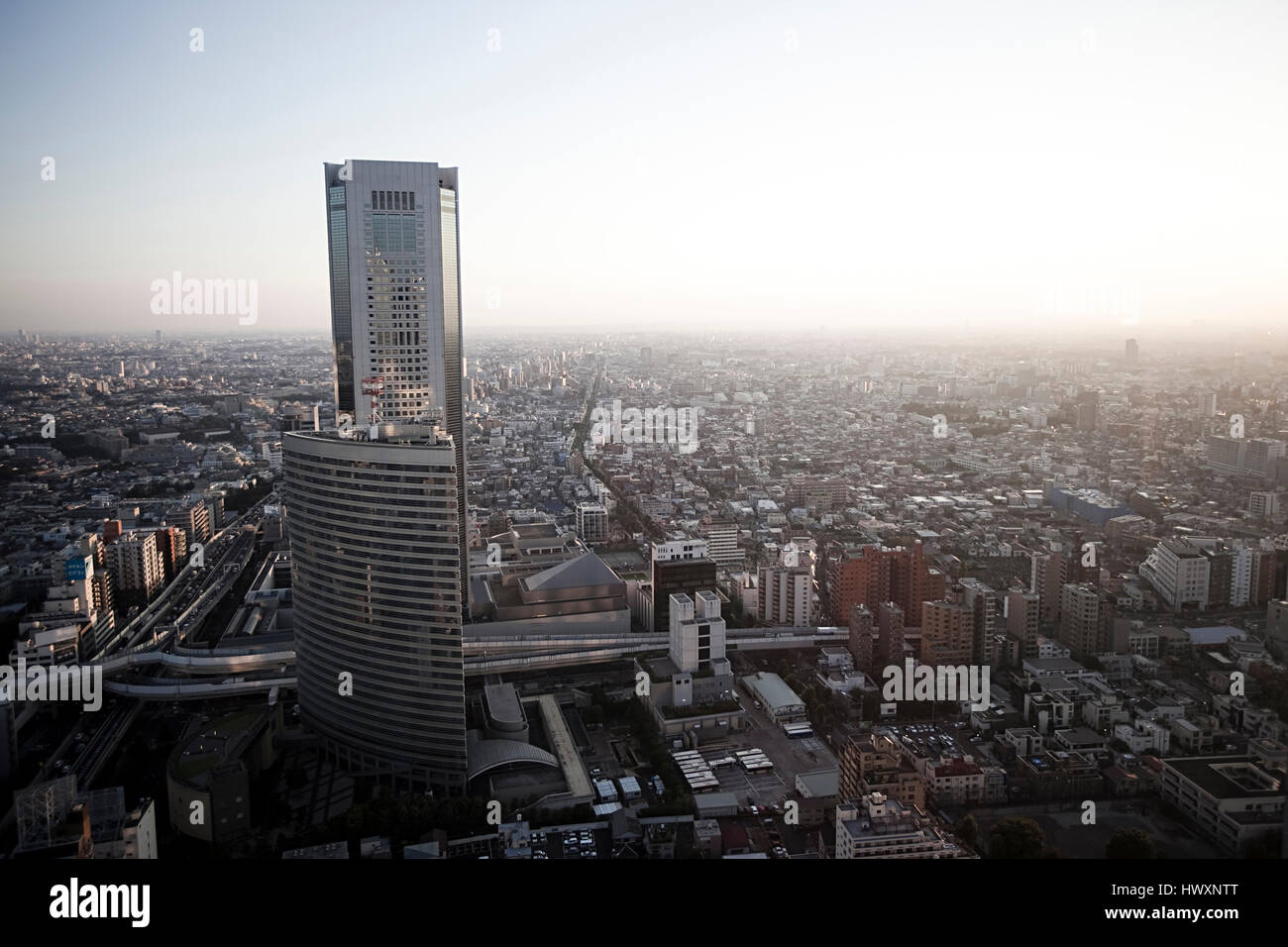 Dans le quartier de Shinjuku gratte ciel à Tokyo, Japon. Banque D'Images