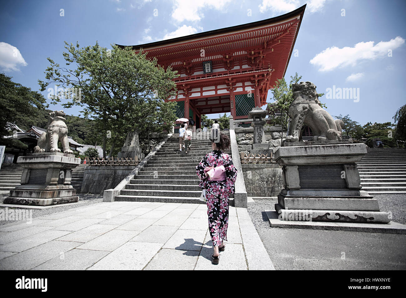 Une femme dans un kimono japonais à monter le beau temple Kiyomizudera à Kyoto, au Japon. Le temple Kiyomizudera fait partie des Monuments Historiques o Banque D'Images