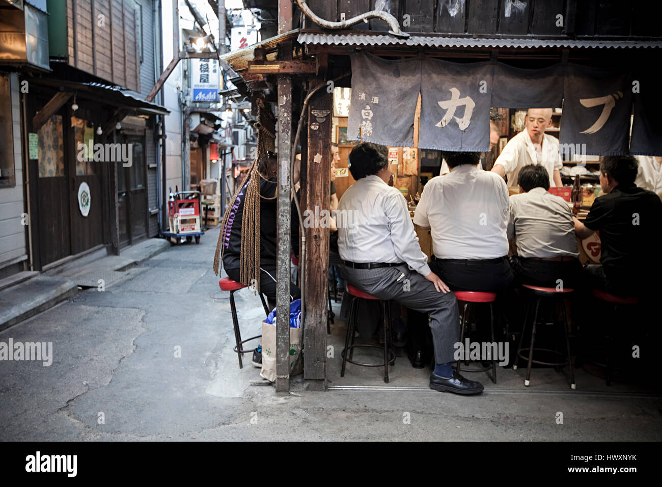Quartier très vivant à Tokyo, Japon. Il y a beaucoup de 'yatai' des lieux qui sont shop stands de vente de nouilles ramen. Banque D'Images