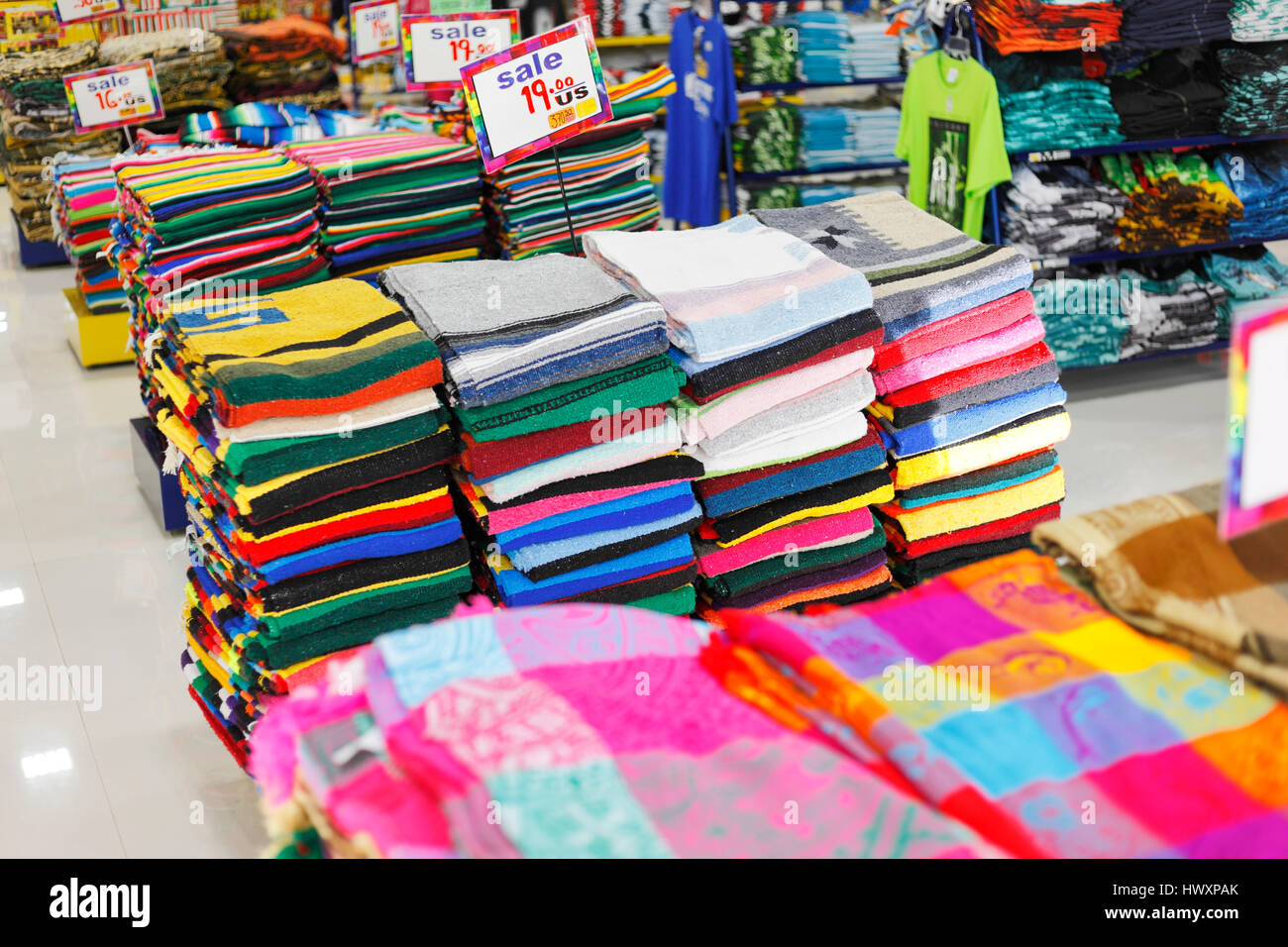 Bijou artisanal traditionnel mexicain vêtements dans une boutique de souvenirs Banque D'Images