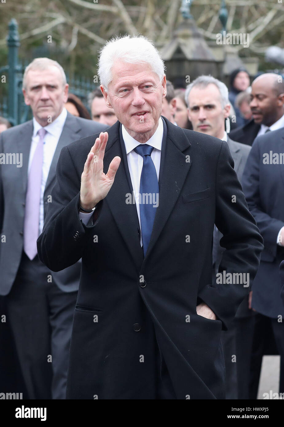 L'ancien président américain Bill Clinton qui arrivent pour les funérailles de l'Irlande du Nord l'ancien vice-premier ministre et ex-commandant de l'IRA Martin McGuinness, à St Columba's Church Tour Long, à Londonderry. Banque D'Images