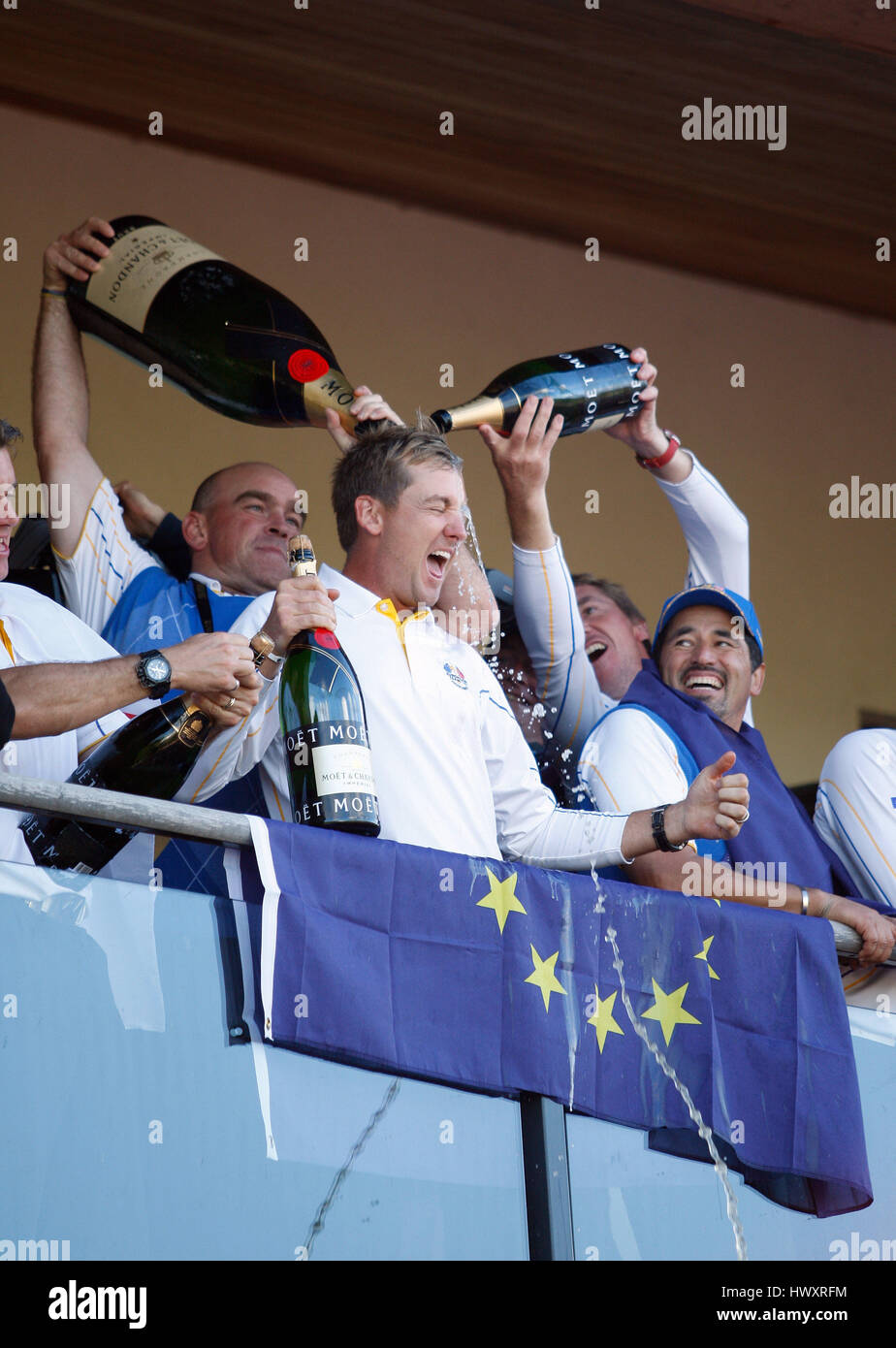 IAN POULTER IMBIBÉES DE CHAMPAGNE 2010 RYDER CUP R CELTIC MANOR Celtic Manor Resort VILLE DE NEWPORT AU PAYS DE GALLES 04 Octobre 2010 Banque D'Images